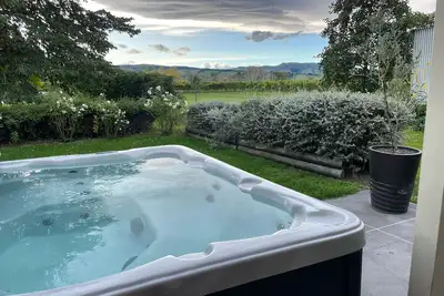 Image de Cosy little getaway with amazing hot tub and wineries on your doorstep