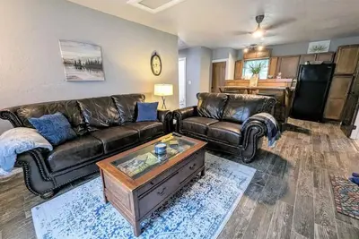 Image de Rustic Bungalow - Rugged with a Touch of Class