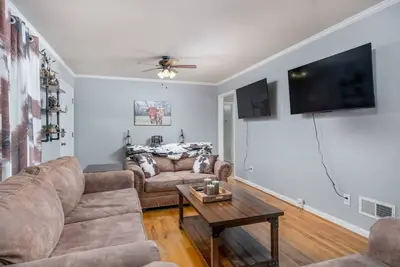 Image de Touchdown Ranch | Near Stadium, Private Yard