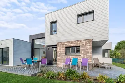 Villa lumineuse 4 étoiles, 50m de la plage, jardin clos, tranquillité à Trégastel