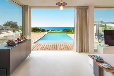 Image de Villa avec piscine, en bord de mer à Sampieri