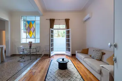 Image de Charlie – Timeless Charm & Modern Comfort