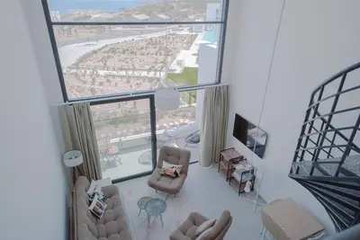 Image de Appartement moderne et spacieux avec belle terrasse sur le toit et vue mer
