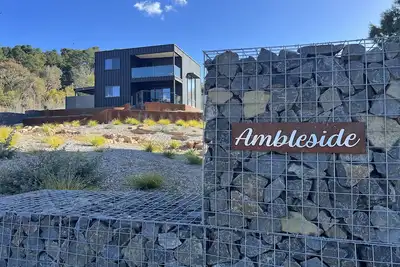 Image de Ambleside - Mt Panorama Racing Circuit. Stay trackside on Conrod Straight!