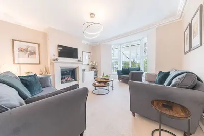 Edge Mere Apartment  - sleeps 4 guests  in 2 bedrooms
