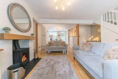 Pottery Gate - sleeps 4 in modern dog friendly cottage with parking and new bathroom