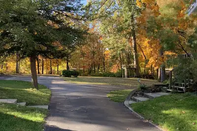 Image de Residential neighborhood adjacent to park.