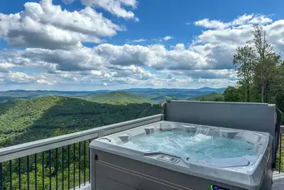 Image de Unwind in a Hot Tub Under Snow-Dusted Pines This December @ Panoramic Point