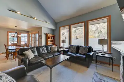 The Baldy Traverse Retreat ski-in/out to Snowbird complimentary shuttle to Alta