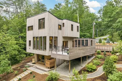 Image de Award Winning Lake Waukewan Home sleeps 10 featured in Forbes Magazine
