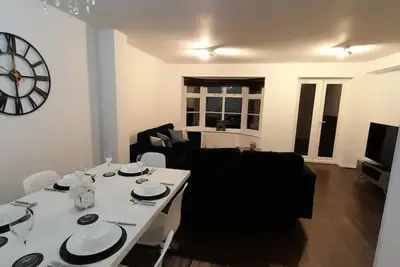 Image de 4-Bed| Up to 30% off| Contractors | Bhx, Nec, Hs2\n