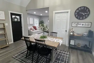 Image de Cozy Oak home, \n super cute and comfy home located close to restaurants and bars!