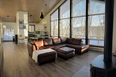 Image de Chalet - Spa-nage de 13 pieds, billard, foyers et jeux multiples