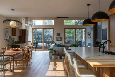 Image de Modern new luxury home in the heart of Canmore tucked away for privacy and peace