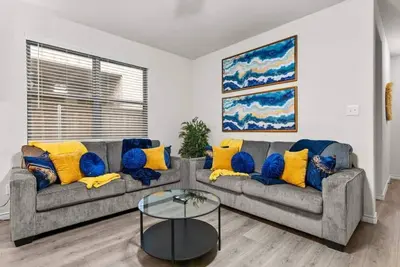 Image de Single-Level 3br for Crews | Yard & Garage