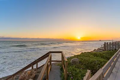 Image de 2br Oceanfront Condo | Private Balcony | Spacious