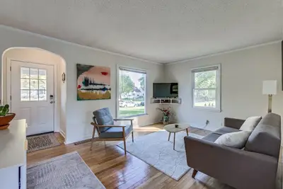 Image de Minimal, Modern, Centrally Located Home. Pet friendly!