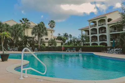 Image de Welcome to Merry Mermaid! Steps from the Caribbean Sea! One level, 2-bedroom, 2-bathroom