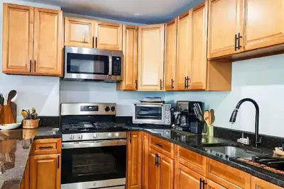 Image de Loft with roof deck & balcony.