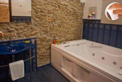 Image de The apartments are joined by two elegant and romantic suites.