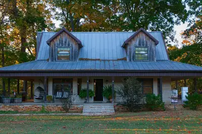 Image de Peaceful Fishing and Mindful Retreat Cabin on Little Red River