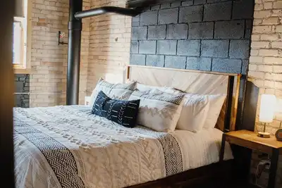 Image de Aurora Black | The Brix | Pool in Canal Park!