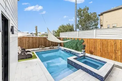 Image de Modern/Luxury/Rooftop Deck/Downtown/Heated Pool/5bdrm