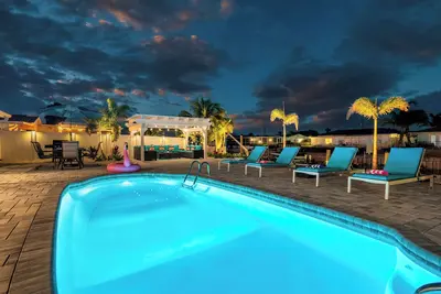 Image de ☀️Luxurious Canal Front Home w/Pool, Dock, Games, 4 min to Beaches! ☀️