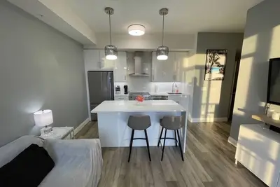 Image de Waterfront retreat Burlington Hiking, Beach, shopping, restaurants Pet friendly