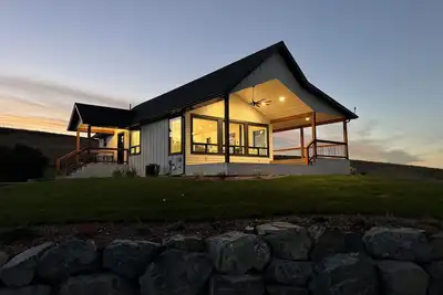 Image de Modern Farmhouse with Breathtaking Views!