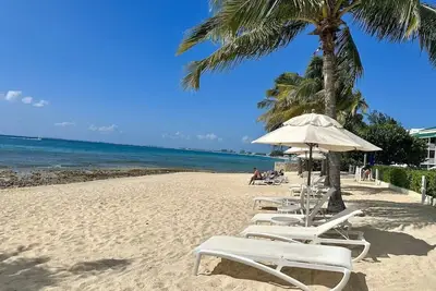 Image de Spacious Condo, Recently Updated, Quiet, Walk Out the Door onto 7 Mile Beach