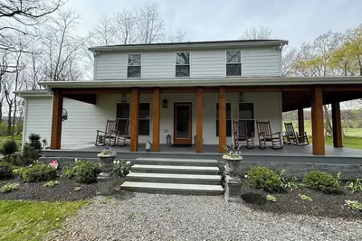 Image de Meadowland Farmhouse with Beautiful Sunsets \n5 minutes from town