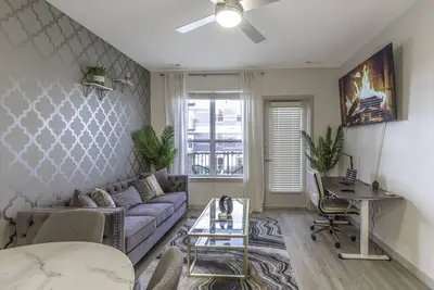 Image de Downtown Luxury Oasis: King Bed, Gym, Parking\n