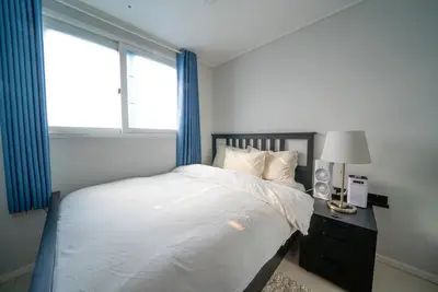 Image de Stunning Luxury Apartment! \nSuper close to restaurants & bars, subways & buses!