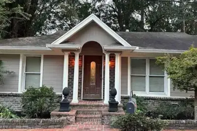 Image de Plenty of room near square