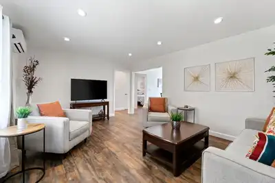 Image de Modern & Comfy~ Backyard~ One Car Garage!