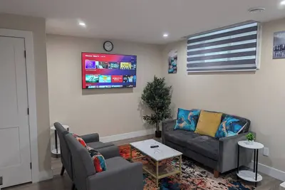 Image de The Serene: 2-bedroom private basement suite