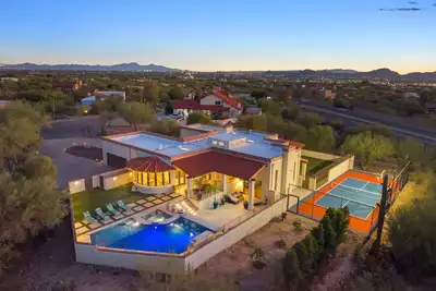 Image de Fun-for-all! Private Pickleball Court! Game room!