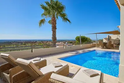 Image de Attractive Villa, A/C, South Facing Terrace, Private Pool, Sea Views close to Santa Barbara de Nexe!