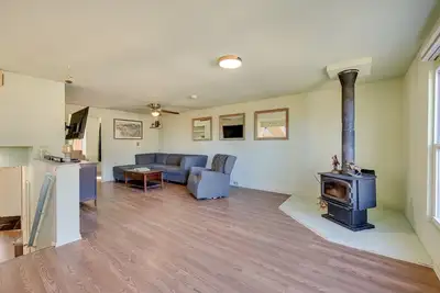 Image de 17 Mi to Town: Peaceful Pet-Friendly Golden Cabin!