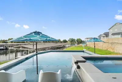 Image de Xanadu Waterfront Property featuring Pool, Boat Slip, Game Room and Elevator