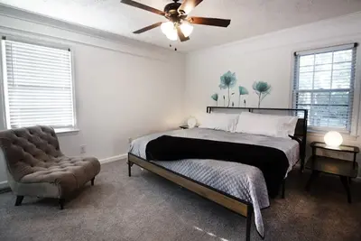 Image de Cozy Home with Pool Near Atlanta, Six Flags, Truist Park and Airport\n