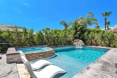 Image de Walk to festivals, tennis, pickleball, gym, games.