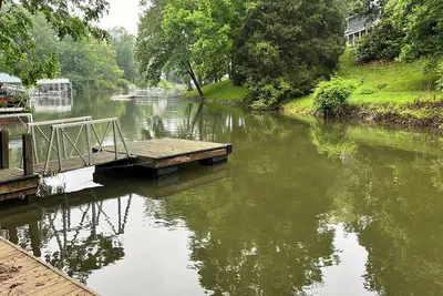 Image de Lakefront home with dock. Cozy 2 bed 2 bath and screened in porch.