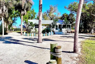 Image de Waterside Cottage: Newly Renovated on canal w 26’ boat dock!