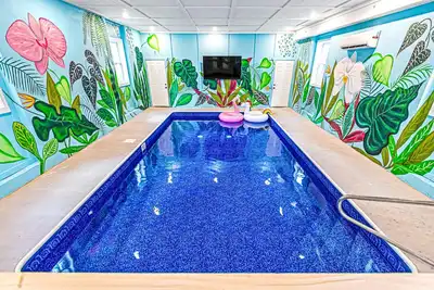 Image de Unbelievable Luxury:  Themes, Pool, Spa, Golf, Games, Popcorn and Movies