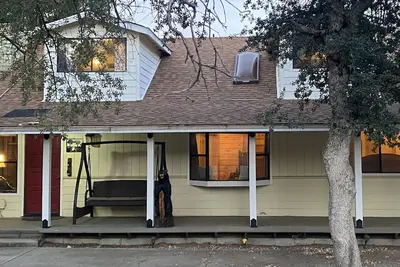 Image de Rustic lower story 2 bedroom/2bath hot tub 3 minutes from town Yosemite Mariposa