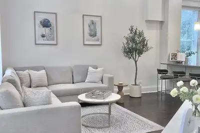 Image de Sunny 2br, 2ba Apt – East Village, West Town