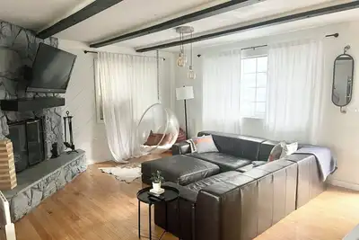 Image de The Modern Get Away Cabin 3b2b - Lake View 🌲 w/ pool table & jaccuzi & suana