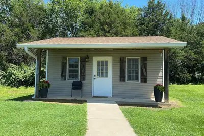 Image de Quiet Getaway - One room cabin near golf courses, state parks, and wineries.